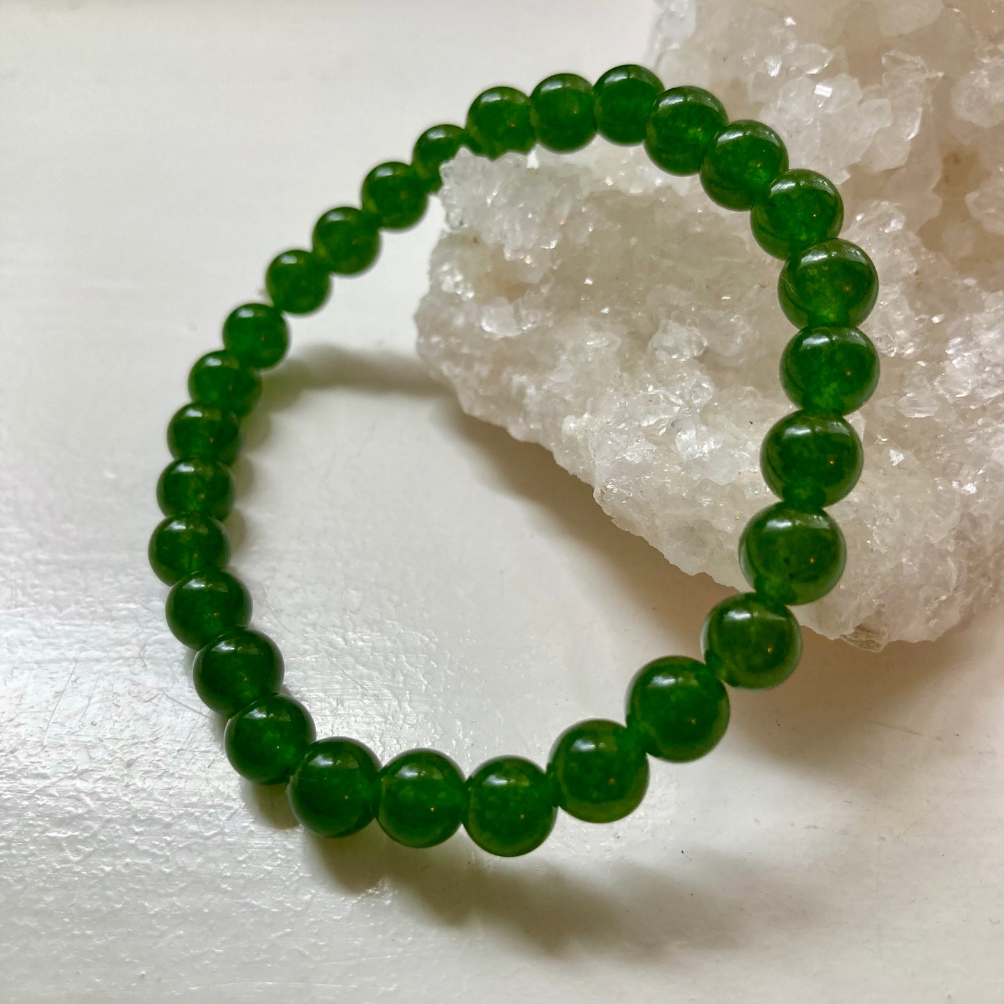 ABUNDANCE Krystall Armbånd Kinesisk Jade 6 mm