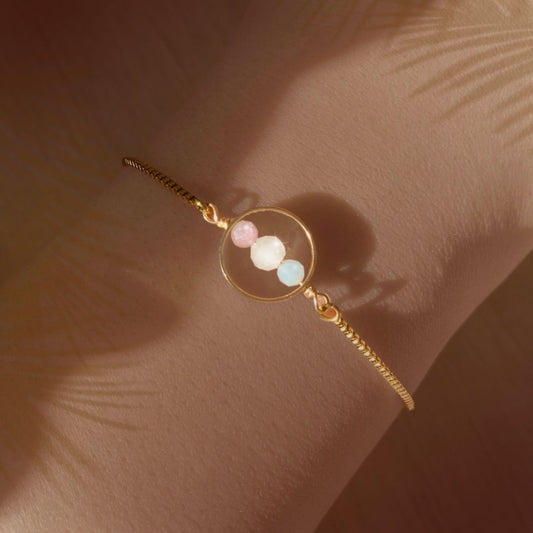 Femininity krystall armbånd med 3 krystaller gullbelagt