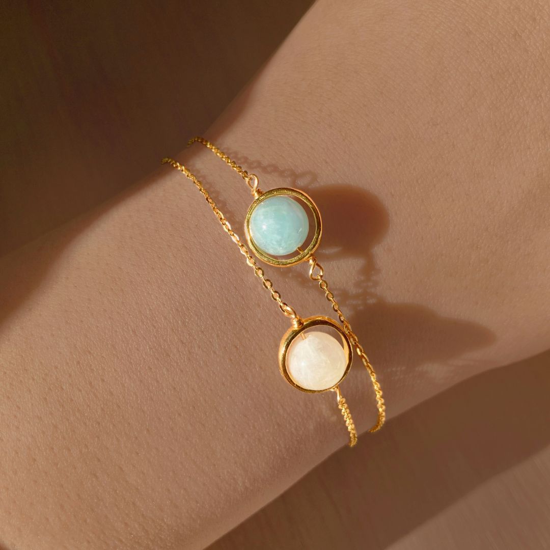 Gullbelagte armbånd med månesten og akvamarin krystaller