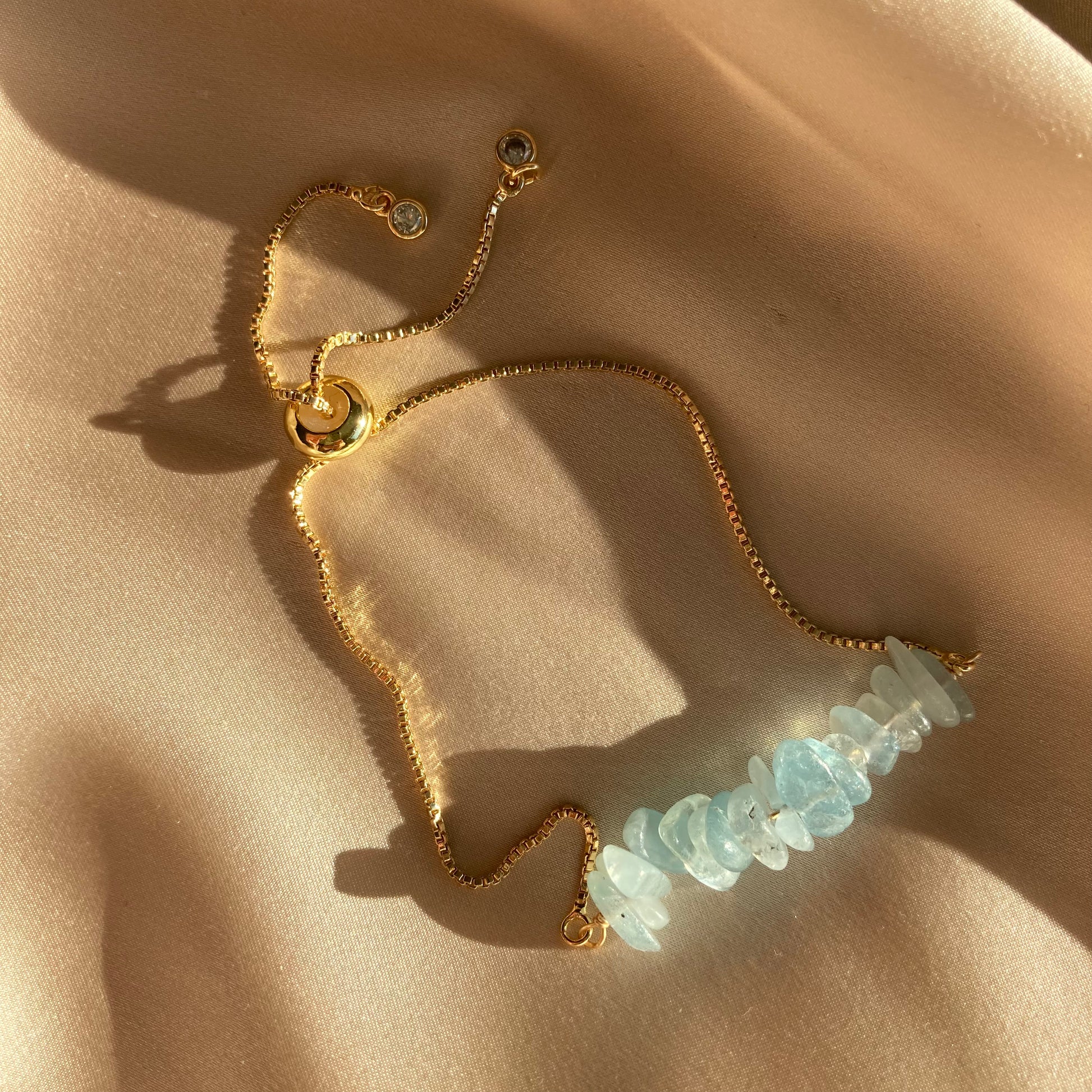 Gullbelagt armbånd med akvamarin krystaller